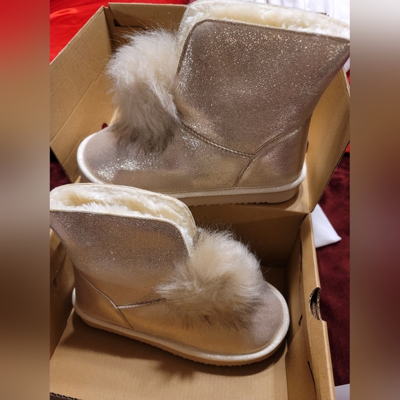 NIB GOLD POM POM FLUFFY FURRY LINED NON SLIP SOLE SIZE 5.5 - Picture 12 of 15